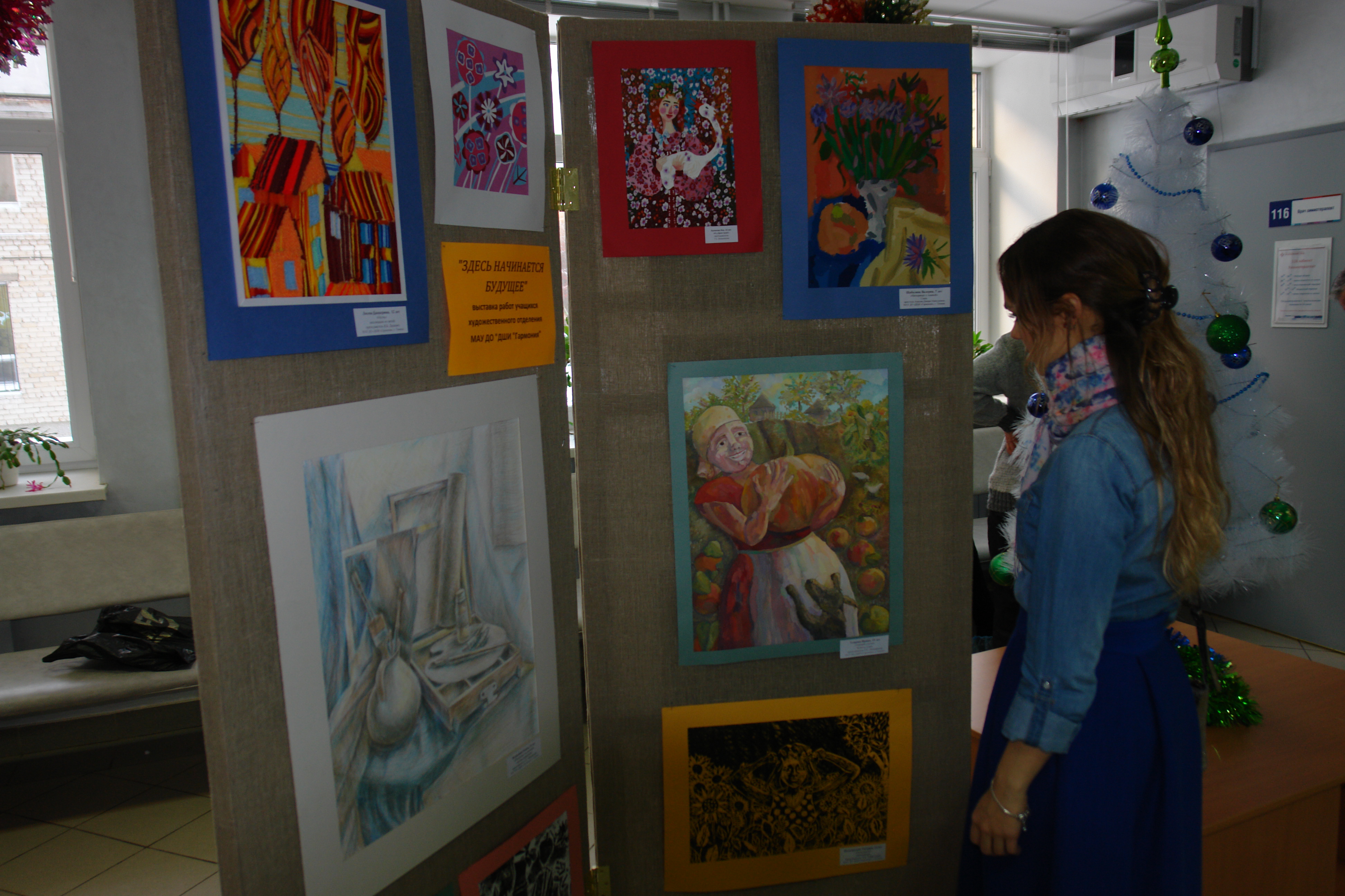Школа искусств «Гармония» организовала художественную выставку в тюменском Онкоцентре