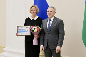 Губернатор Тюменской области Александр Моор вручил сертификат соответствия федеральному образцу в рамках программы «Эффективный регион». 