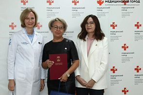 Благодарности вручили тем, кто стоит за плечами врачей